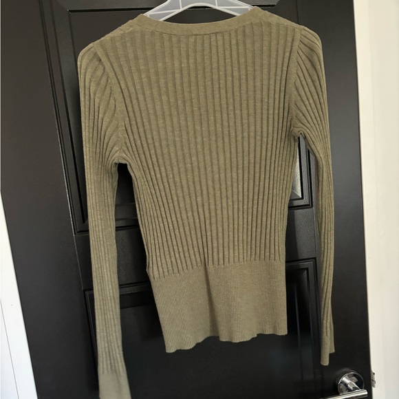 Button up sweaters - Picture 2 of 4